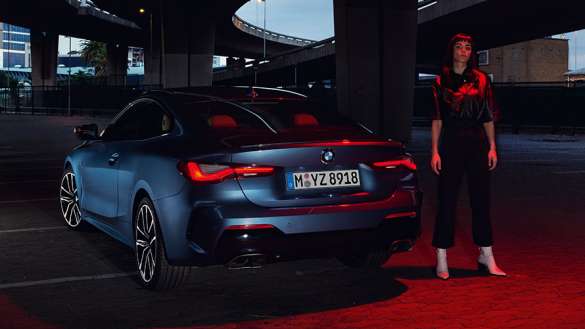 BMW 4er Coupe stehend mit Frau