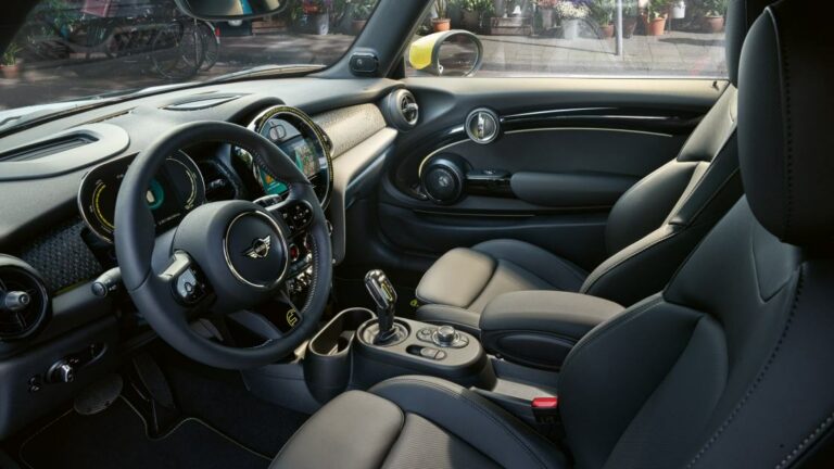 MINI Cooper SE Innenansicht Fahrersitz links schräg